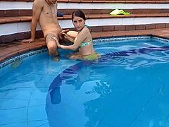Lekcja pływania ze swoimi przyrodnimi siostrami zamienia się w dziką sesję seksu z wytryskiem