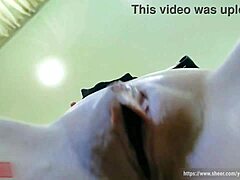Senzualni POV video prsate mačehe, ki uživa v obriti mučki