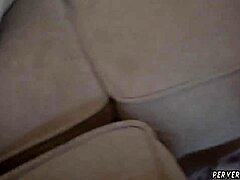 Une milf excitée nourrit une cerise deville avec son sperme dans une vidéo taboue