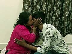 Moden indisk husmor Kamwali Bhabhi nyder hård sex med ung chef i en hindi voksenvideo