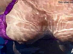 Filippinsk milf med store bryster hygger sig i poolen