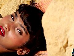 Angel Constance, svůdná indická MILFka s přirozenými prsy, si užívá opalování venku