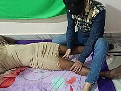 Un cuplu indian matur explorează jocul în dormitor în HD