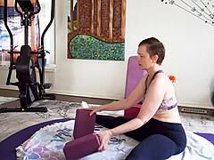 Аурора Вилловс учи зрелу маму јогу и лекцију финансијске доминације