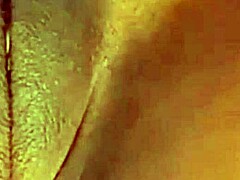 Moden milf med stor klitoris blir frekk i amatørpornovideo
