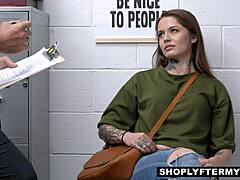 Vanessa Vega, une femme mature superbement tatouée, a la réputation de voler dans les magasins et profite de relations sexuelles après son appréhension