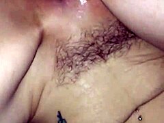 МИЛФ пуни своју пичку спермом након секса иза леђа