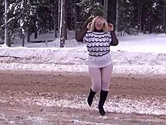 Η ξανθιά MILF επιδεικνύει τα προτερήματά της στο χιόνι