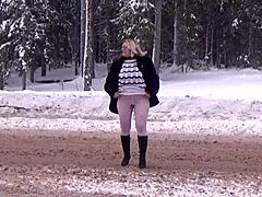 ブロンドの熟女が雪の中で自分のアセットを披露!