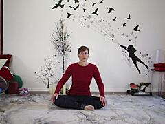 Europeisk milf lär ut yogalektioner med fetisch twist