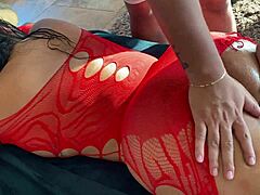 Erotická masáž nevlastní matky vede k intimnímu setkání s nevlastním synem