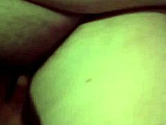 Walgelijke slet wordt vernederd en bedekt met sperma in HD-video