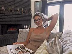 A MILF Mandy Rhea se motiva com sexo e remoção de roupas