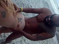 Tätowierte MILF und blonde Cougar engagieren sich in einer erotischen Strandbegegnung