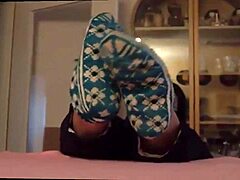 Vídeo sensual de fetiche por pés para mulheres adorando seus pés