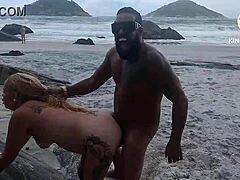 Tetovált MILF és szőke puma erotikus tengerparti találkozásban vesznek részt