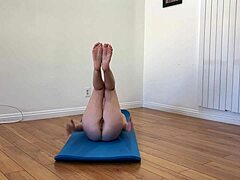 Ibu rumah tangga amatir meregangkan kakinya dalam video yoga buatan sendiri