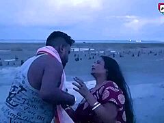 Indisk milf og mand nyder gruppesex på stranden
