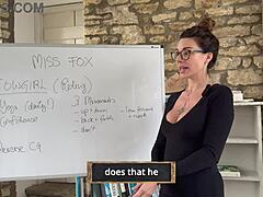 MILF Miss Fox uči položaj kavbojke za užitek