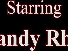 Érett szőke MILF Mandy Rhea csábító mostohaanyja szerepében