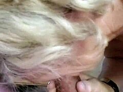 Зряла жена получава сперма в лицето си