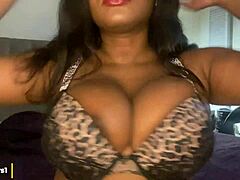 Lingerie a stampa leopardata su un seno grande di una donna matura