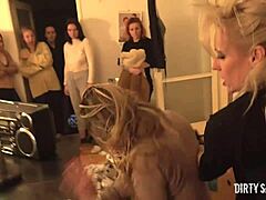 Ekstremalna femdom akcja w brudnym rosyjskim hostelu