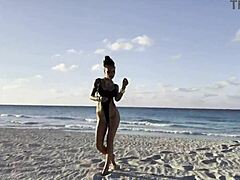 Monika Foxs arată solo: plăcere de sine pe plajă cu squirt și prolaps