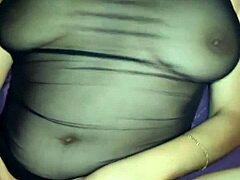 Pasangan amatur meneroka fantasi MILF dan permainan anal