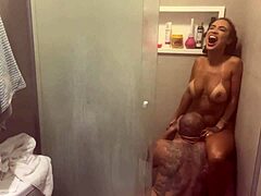 MILF amateur disfruta de un intenso sexo anal en la ducha