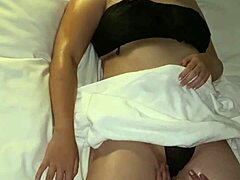 Vídeo privado de um corno japonês com um parceiro curvilíneo e uma massagem com óleo