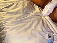Частное видео японского куколда с извивающимся партнером и масляным массажем