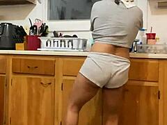 آنا ماريا ، لاتينية ناضجة ، التقطت على الكاميرا وهي تغسل الأطباق