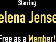Jelena Jensens Solo-Spiel im Freien hebt ihre großen natürlichen Titten und ihren reifen Reiz hervor