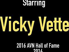 Παθιασμένο τιμόνι και πρόσωπο της Vicky Vettes σε σαφές βίντεο