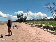 En vovet kone går nøgen på en offentlig strand for at spille fodbold