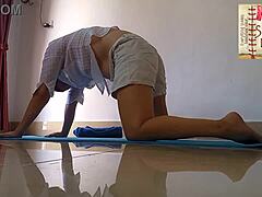 Amatørpige fra nabohuset praktiserer yoga i fitnesscentret