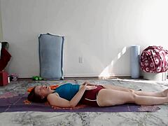 Aurora Willows aprende yoga com fãs maduros que adoram bundas