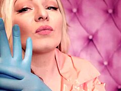 Aria Grander, baştan çıkarıcı bir MILF, bu ev yapımı videoda pembe bir PVC ceket ve mavi nitril eldivenlerle fetişist bir kıyafet giyiyor ve çarpıcı kıvrımlarını sergiliyor