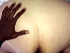 Ένας νεαρός μαύρος με μεγάλο πέος κάνει σεξ με μια ελκυστική μεγαλύτερη ξανθιά γυναίκα