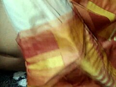 Novinha házi videója, amelyen bemutatja érett testét és apró melleit