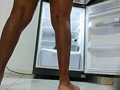 Vidéo HD de femmes de ménage noires avec un gros cul et une jupe haute