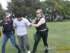 Seorang petugas kulit hitam mendominasi seorang polisi wanita kulit putih dalam seks interracial kelompok
