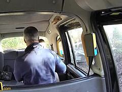 Podniecona holenderska MILF robi głęboką gardło i zostaje obrobiona w taksówce