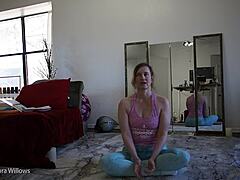 Сладка милф показва безкосменото си тяло по време на йога клас