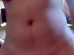 Prsata lepotica uživa v globoki penetraciji v eksplicitnem videu
