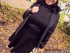 ドイツのアマチュア熟女が公園で拾われて撮影されるPOV
