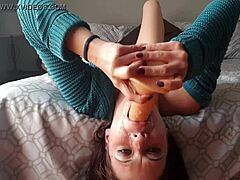Lille hjemmelavet video af moden kvinde, der gagger på dildo på hovedet