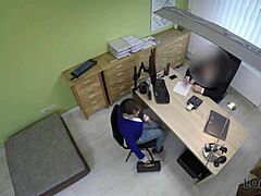 Agent Loan4k otrzymuje z bliska widok swoich klientów, którzy robią imponujące sztuczne piersi