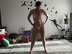 تعرض أورورا ويلوز منحنياتها في بيكيني خلال جلسة اليوغا